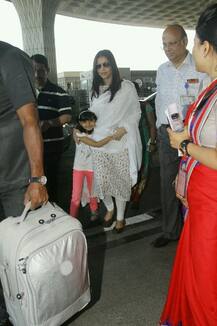 Aishwarya Rai Bachchan and daughter Aaradhya Bachchan look awwdorable at the airport!