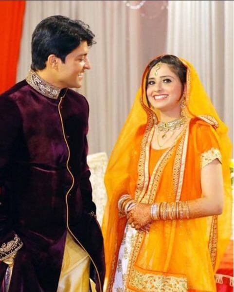 While Anas wore a designer suit which he got from Mumbai, his bride-to-be Heena looked lovely in an orange coloured lehenga. 