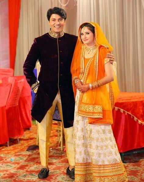Here's the newly engaged couple posing for the shutterbugs