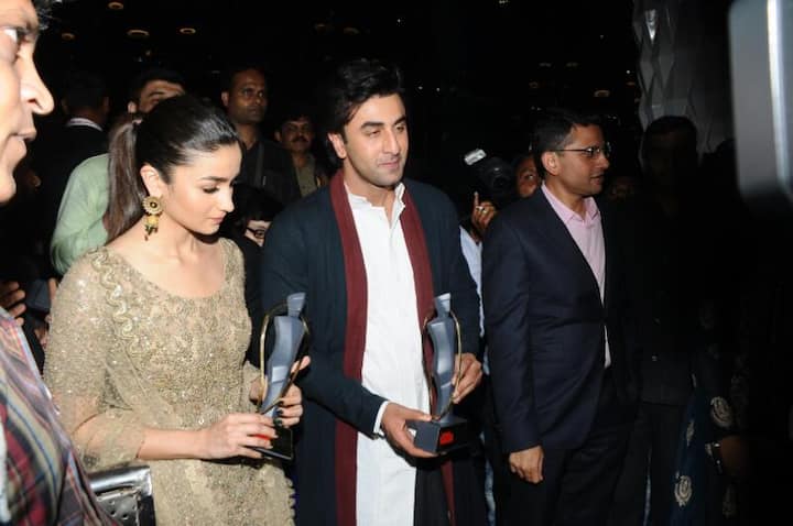 Alia Bhatt and Ranbir Kapoor clicked together flaunting their trophies at the Lokmat Maharashtrian of the Year Awards 2017 in Mumbai. (Photo: Manav Manglani)