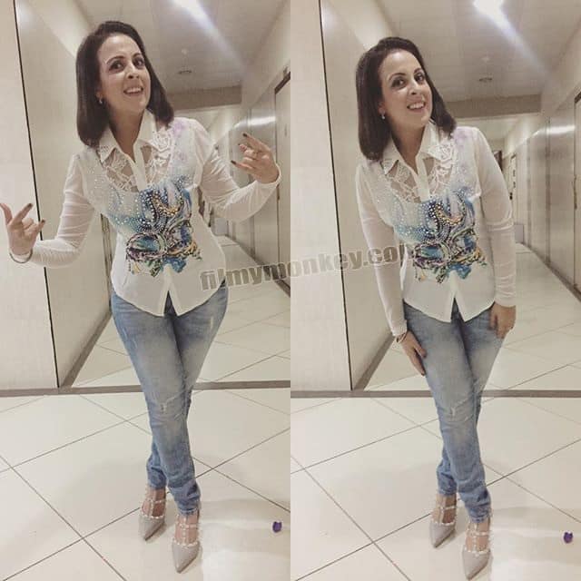 The beautiful Vibha loves to pose for cameras and clicks selfies