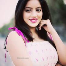 Pregnant Deepika Singh flaunts Baby Bump taking a stroll on a beach! MORE PICS!