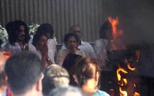 PICS- Vinod Khanna's last rites: Son Sakshi lights funeral pyre; Big B, Rishi Kapoor, Jackie Shroff & other Bollywood stars bid TEARFUL adieu to the superstar!