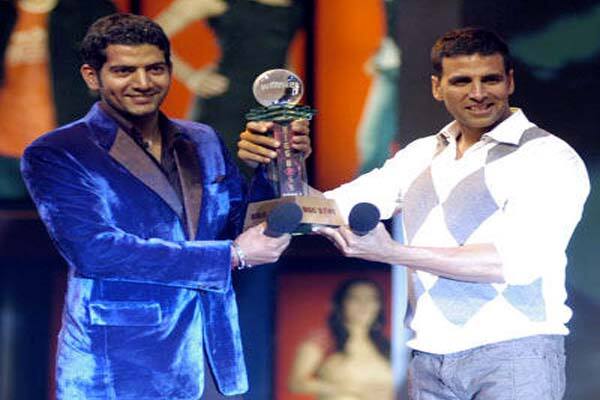 Bigg Boss 2 host Akshay Kumar giving winner's trophy to Ashutosh Kaushik who was also the winner of 'MTV Roadies 5.0'!(Pic: Web)