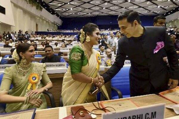 Best Actor award winner Akshay Kumar greets Best actress award winner Surabhi Jyoti as Sonam Kapoor looks on (Photo: Twitter)