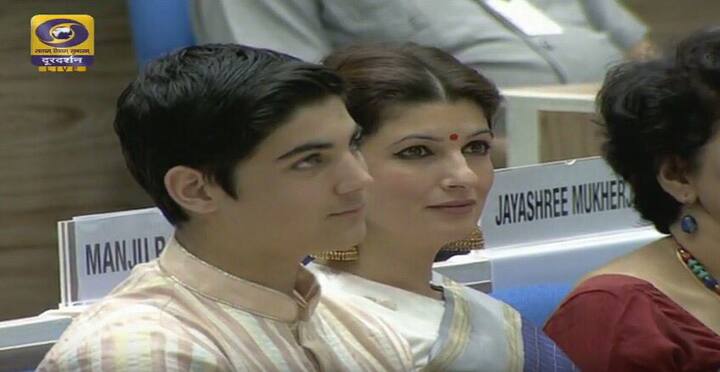 Twinkle Khanna & son Aarav at the ceremony. (Photo: Youtube)
