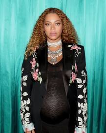 IN PICS: POP DIVA Beyonce Knowles FLAUNTS her HUGE BABY BUMP like a BOSS!
