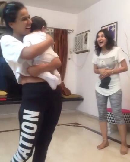 There was another visitor to the princesses of KVB & Teejay and it was their buddy and TV hottie Nia Sharma. Look at Mommy trying to chear up the daughter as the Aunt Nia plays with her