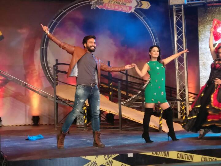 And then the stars made their entry on stage. Here we see Bigg Boss 10 winner Manveer Gurjar with 'Yeh Rishta Kya Kehlata Hai' fame Hina Khan