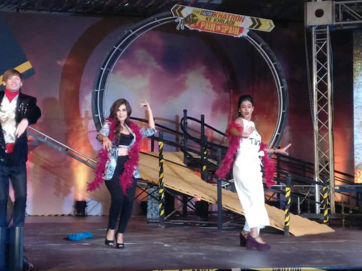'Jamai Raja' fame Shiny Doshi and the super sexy Nia Sharma shake a leg on stage