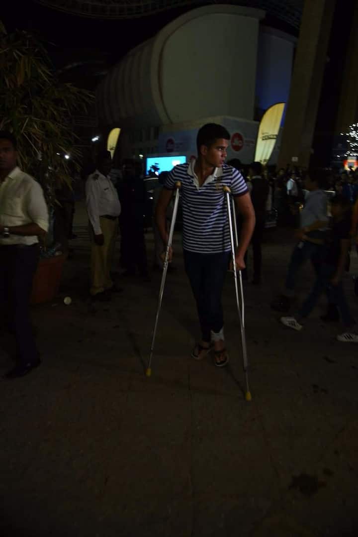 The 17-year-old star kid grabbed all the eyeballs & paparazzi's attention, when in walked in the venue with crutches (baisakhi) in his hand.