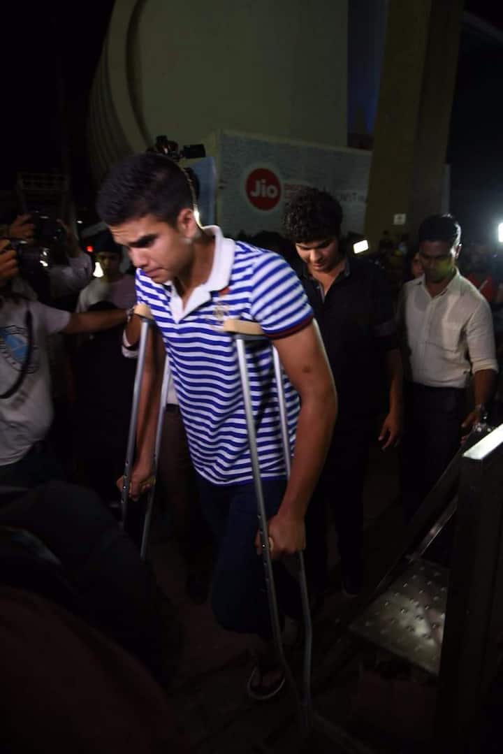 Master Blaster Sachin tendulkar's son made sure to attend Bieber's concert despite being injured & proved to be the pop-star's biggest fan in India