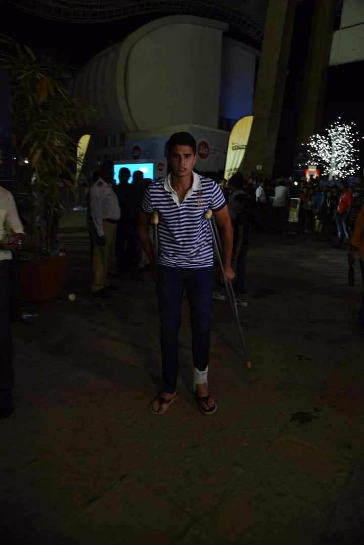 The young star-kid seemed to be badly injured as he was walking with crutches in his hand but looks like his love for the popstar didn't stop him to attend his concert even in this state