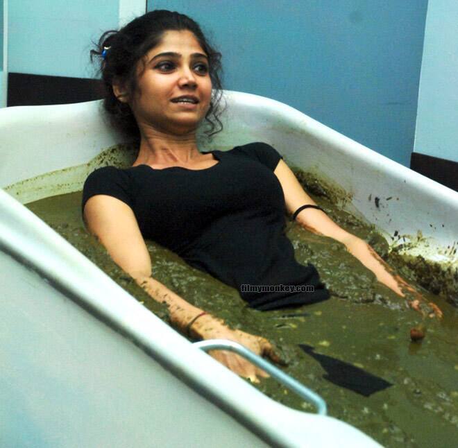 Ratan left no stone unturned in winning tasks on the show and no one can forget this particular task when BB 7 housemates had to take a dip in 'gobar'(cowdung) for a task. Ratan had nailed it!