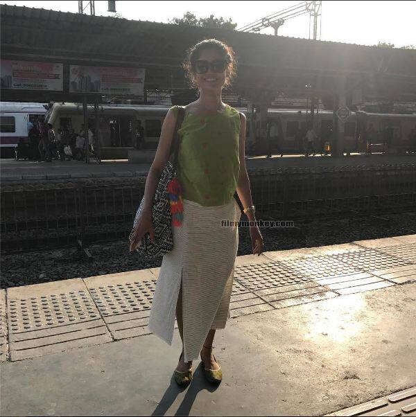 We didn't spot many people or a team around her during her Mumbai local train ride and clad in a devided long skirt teaming it with a sleeveless green top, she posed all smiling at the platform before boarding the train
