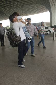PICS: SRK with Abram & Aryan missed Kolkata flight; Star UPSET as 'KKR' fighting a crucial match tonight!