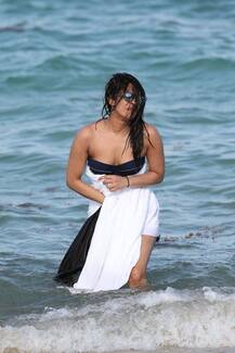 New VIRAL Pics: Priyanka Chopra's HOT & CANDID moments in bikini at Miami beach!