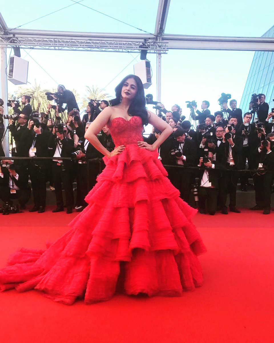 6 Times Aishwarya Rai Bachchan Played With Colours From Head To Toe