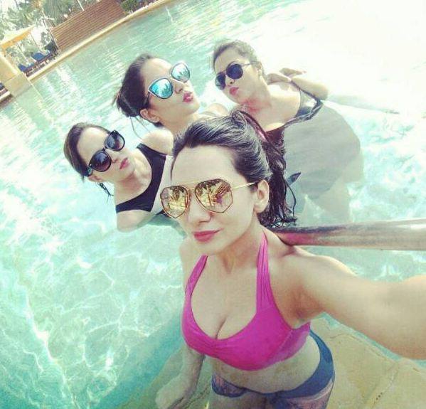 Here are some pictures from a few weeks back when bikini clad Akanskha(the 'Parineeta' of 'Swaragini') and her bestie Puja hit the pool and soar temperatures with their girl gang