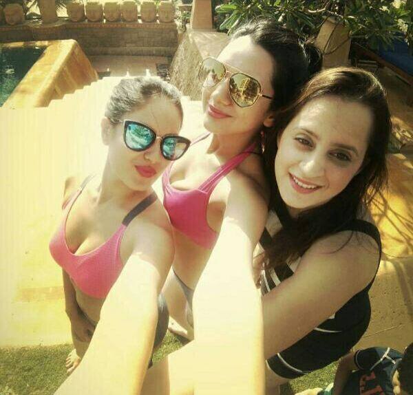 Selfie by the pool side, oozing heat!