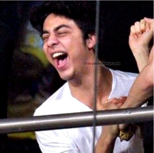 RARE PICS of SRK's son Aryan Khan laughing hard going VIRAL! Fans