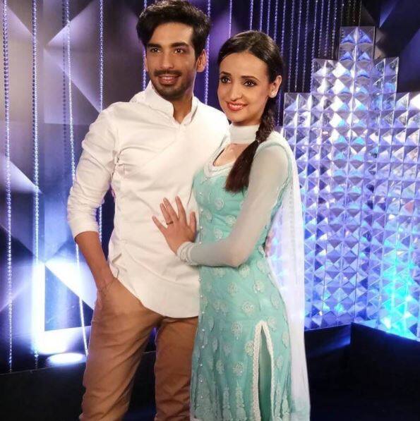 Sanaya's bestie & popular TV actress Drashti Dhami shared this pic on Instagram revealing that the couple scored a perfect 30 this week, the episode was shot yesterday and will be aired this weekend(Saturday-Sunday) leaving Monaya fans super excited!