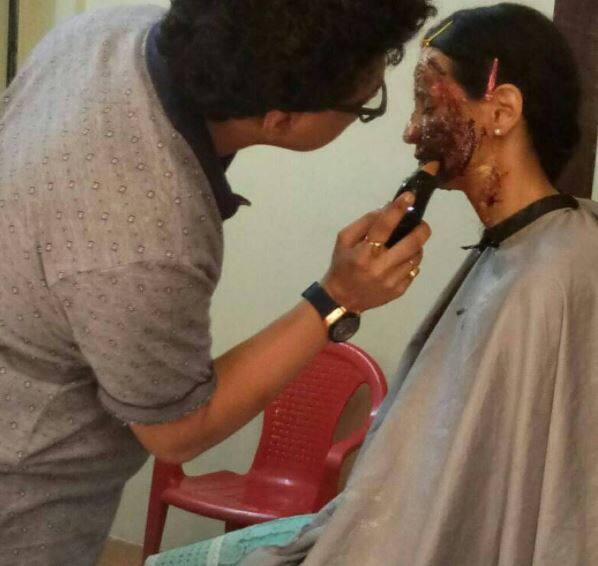Sanaya's make-up man in action!
