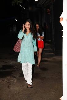 These PICS of Saif's daughter Sara Ali Khan and Sridevi's princess Jhanvi Kapoor outside a saloon prove that they are the new BFF of tinsel town!