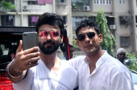 Bollywood actors Aarya Babbar and Prateik Babbar during the celebration of their father and actor Raj Babbar 65th birthday in Mumbai, India on June 23, 2017. (Pravin Utturkar/ SOLARIS IMAGES)