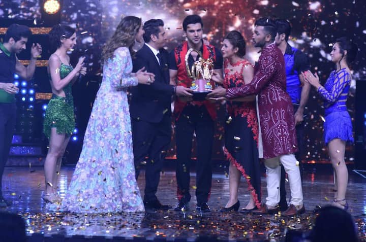 Regarded as the power-couple of small screen Divyanka Tripathi and Vivek Dahiya was beaming with both joy and immense pride upon lifting the Nach trophy! 