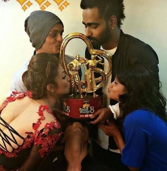 Divek & their choreographers kissing the Nach Trophy 