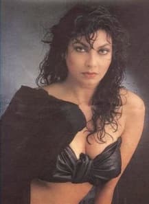 PICS: Remember 'Jumma Chumma' girl Kimi Katkar? Here's how the sizzling yesteryear actress looks like now!