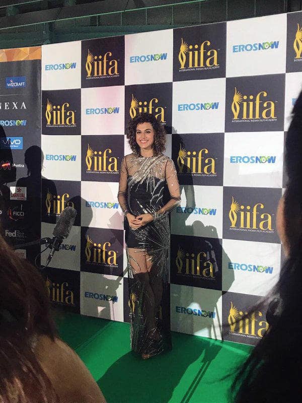 A million dollar smile! Taapsee bedazzles the #IIFA2017 green carpet.(Photo: Twitter/ IIFA Awards)