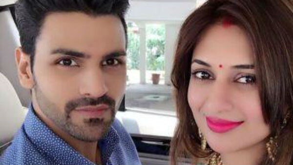 Divyanka Tripathi gets an ADORABLE one Month Anniversary gift! SEE Inside! Divyanka Tripathi gets an ADORABLE one Month Anniversary gift! SEE Inside!