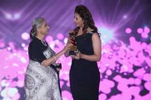 IN PICS: TV's favourite bahu Diyvanka Tripathi Dahiya STUNS in a black body-hugging gown as she gets felicitated with Most Admired Leader in the field of Entertainment!