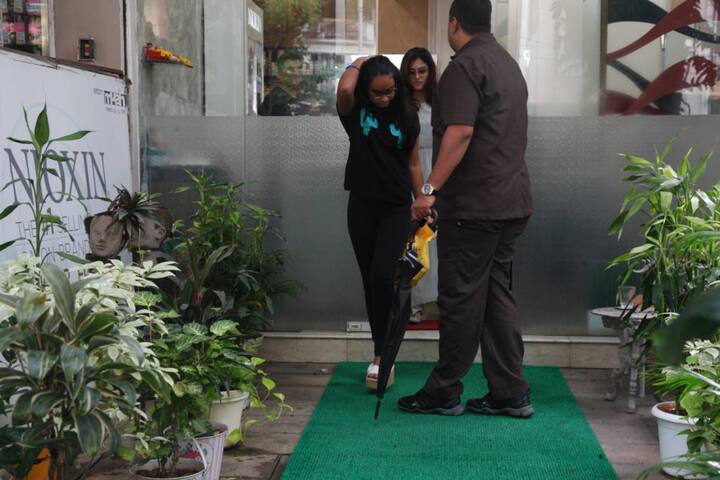 14 yr old Nysa Devgn was also accompanying her Mom at the salon when the two were caught on cameras present there