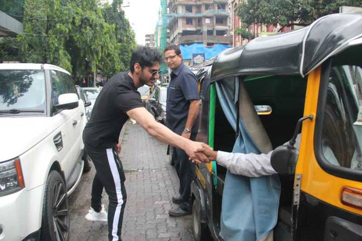 In fact, he was also seen shaking hands with a rickshaw driver before leaving 