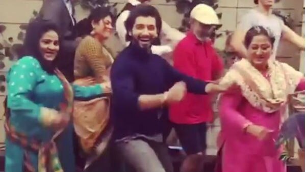 WATCH: You just can’t miss Ssharad Malhotra’s ‘Beat Pe Booty’ dance with his ‘Kasam’ co-stars! WATCH: You just can’t miss Ssharad Malhotra’s ‘Beat Pe Booty’ dance with his ‘Kasam’ co-stars!