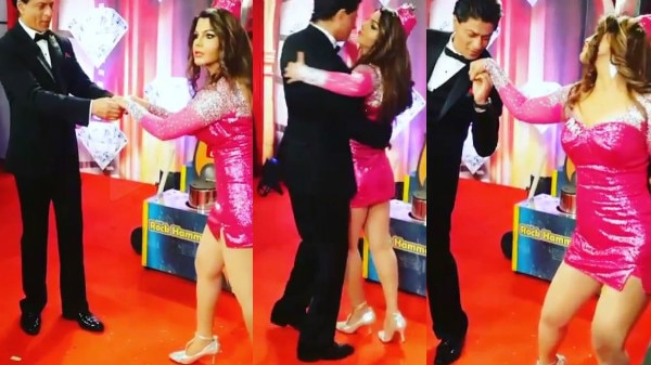 WATCH: Shah Rukh Khan DANCING with Rakhi Sawant at a RED CARPET will make you go green with envy! WATCH: Shah Rukh Khan DANCING with Rakhi Sawant at a RED CARPET will make you go green with envy!