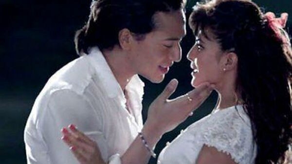 WHAT! Jacqueline Fernandez & Tiger Shroff continue KISSING even after Director calls cut! WHAT! Jacqueline Fernandez & Tiger Shroff continue KISSING even after Director calls cut!