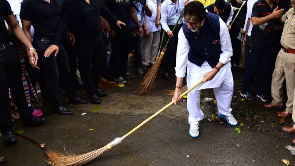 IN PICS: When Amitabh Bachchan picked up a BROOM!  IN PICS: When Amitabh Bachchan picked up a BROOM!