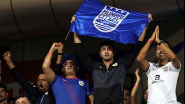 Ranbir Kapoor waves away for his Mumbai Football Club; SEE PICS ! Ranbir Kapoor waves away for his Mumbai Football Club; SEE PICS !