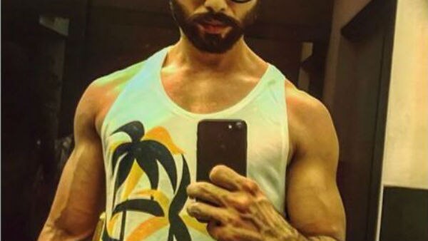 CHECK OUT: Shahid Kapoor flaunts BICEPS in NERDY look! CHECK OUT: Shahid Kapoor flaunts BICEPS in NERDY look!