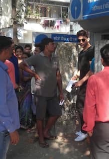 'Wajah Tum Ho' actor Gurmeet Choudhary SPOTTED in a queue outside Bank; Note Ban Effect!