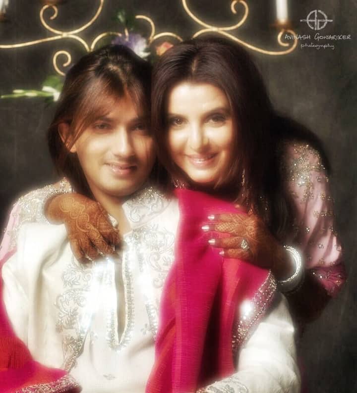 Director-Choreographer Farah Khan and her Director-Edior hubby Shirish Kunder celebrated their 12th Wedding Anniversary on 9th December. (Pic Source: Avinash Gowarikar Twitter)