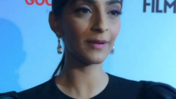 Sonam Kapoor hates removing make-up after parties! Sonam Kapoor hates removing make-up after parties!