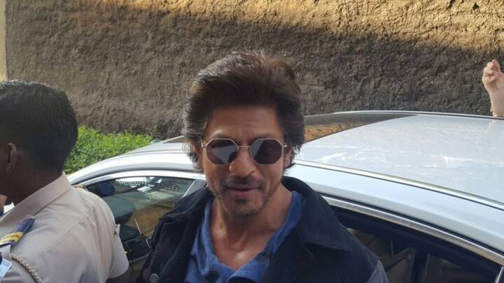 SRK is travelling Mumbai to Delhi for film promotion(Pic: Twitter)