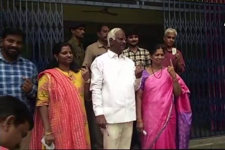 Deputy Chief Minister Kadiyan Srihari cast his vote in Warangal. 