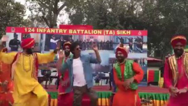 Woah! Shah Rukh Khan groves to Bhangra beats celebrating Republic Day with army jawans! Woah! Shah Rukh Khan groves to Bhangra beats celebrating Republic Day with army jawans!