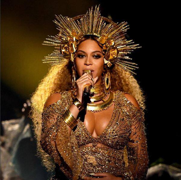 Beyonce delivers a performance to remember as she flaunts her baby bump at Grammys 2017.